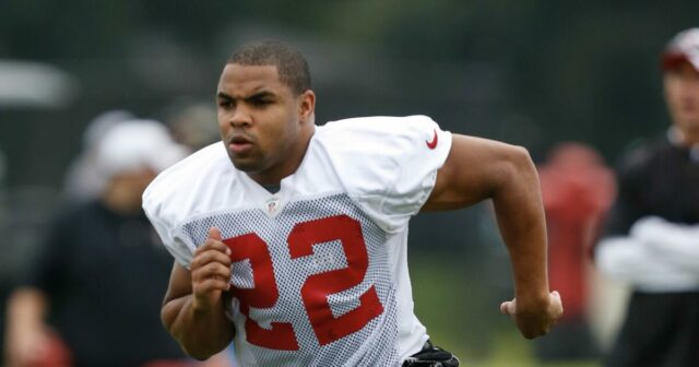 Predchádzajúca celebrita NFL Doug Martin zomrel, keď bol v opatrovníctve policajtov v Oaklande 

