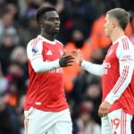 Bukayo Saka si pri striedaní podáva ruku s Leandrom Trossardom z Arsenalu
