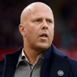 Arne Slot sa pozerá pred zápasom Premier League medzi Liverpoolom a Manchestrom United na Anfielde