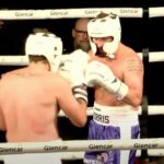OBRAZOVKY CHARTOBOXERSKÉHO ZÁPASU BÝVALÝCH FUTBALISTOV JODYHO MORRISA A DAVIDA BENTLEYHO