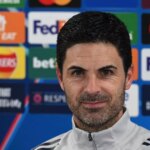 Mikel Arteta hovorí počas konferencie