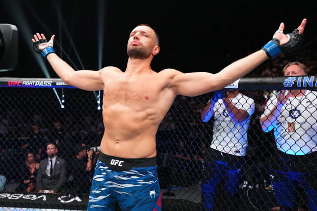 NEW ORLEANS, LOUISIANA - 19. JÚLA: Brendan Allen zo Spojených štátov kope Marvina Vettoriho z Talianska počas ich zápasu v strednej váhe počas UFC 318: Holloway vs Poirier 3 v Smoothie King Center 19. júla 2025 v New Orleans, Louisiana. (Foto: Jonathan Bachman/Getty Images)