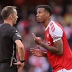 Stuart Attwell bol vybraný na VAR pre Fulham vs Arsenal s Anthony Taylor ako rozhodca.
