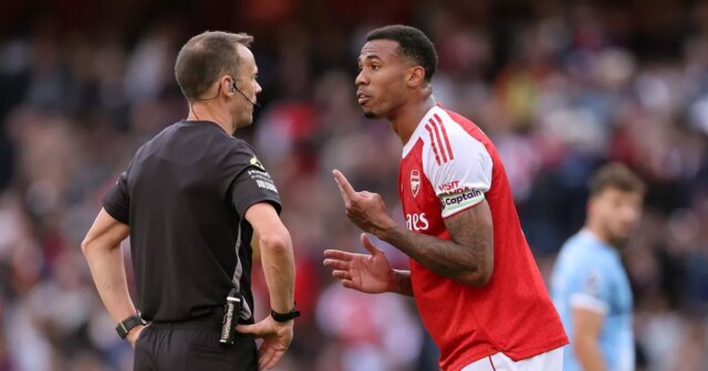 Stuart Attwell bol vybraný na VAR pre Fulham vs Arsenal s Anthony Taylor ako rozhodca.