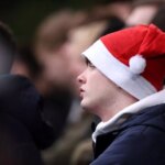 Futbalový fanúšik v mikulášskej čiapke