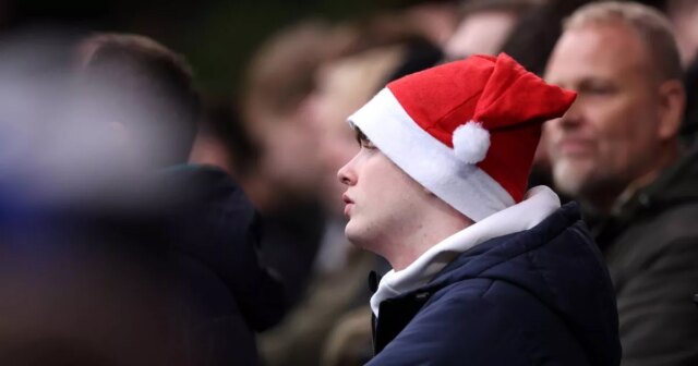 Futbalový fanúšik v mikulášskej čiapke