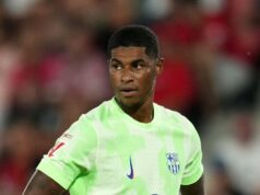 Barcelona si zachováva postoj k podpisu Marcusa Rashforda Priaznivci Barcelony posielajú odkaz Marcusovi Rashfordovi Hansimu Flickovi počas zápasu v Girone