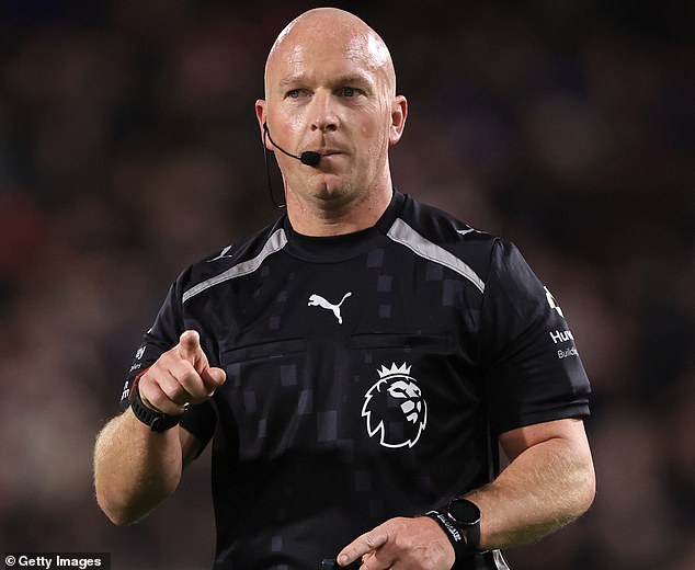Príbeh 2 referentov! Druhých päťdesiat percent Liverpoolu v Brentforde sa Simon Hooper, ktorý rozhodoval medzi Brentfordom a Liverpoolom, bol nútený odstúpiť po polčase