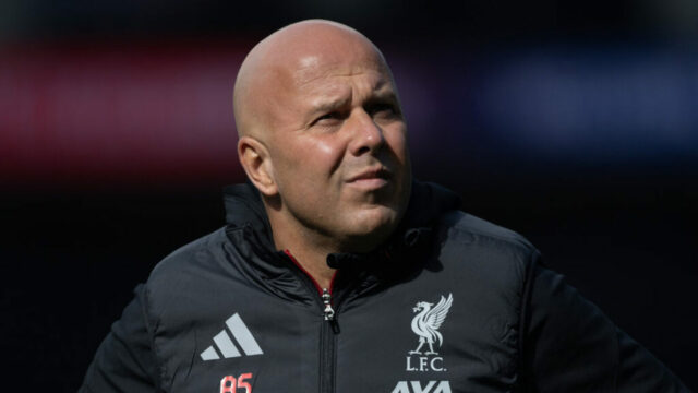 Príbehy Arna Porta šokujú krok pri skúške kráľovskej rezidencie ako Príbehy Arna Porta šokujú krok pri skúške kráľovskej rezidencie ako zbierka celebrít Liverpoolu na úvod