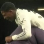Kobbie Mainoo oslavuje na Anfielde.