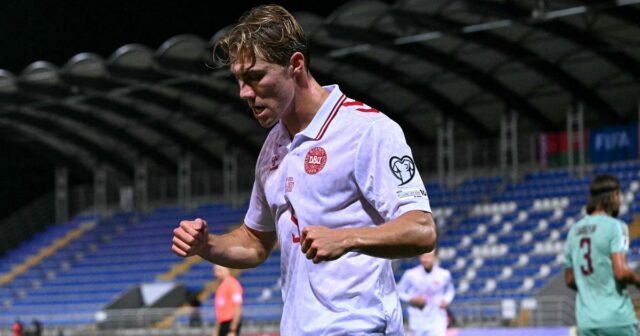 Rasmus Hojlund oslavuje po bodovaní gólu pre Dánsko