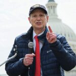 Ron Wyden hovorí o stávkovom vyšetrovaní FBI vrátane športového bundového vlaku Chaunceyho Billupsa
