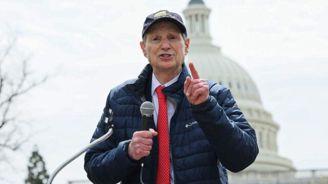 Ron Wyden hovorí o stávkovom vyšetrovaní FBI vrátane športového bundového vlaku Chaunceyho Billupsa 

