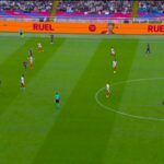 Ronald Araujo zasiahol v čase blokovania, keď Barcelona vedie