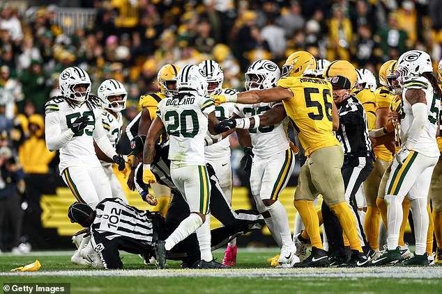 Rozhodca NFL vypadol v divokej hromadnej hádke na ihrisku, keď Počas výhry Packers nad Steelers v nedeľu večer sa na ihrisku rozpútala masívna bitka