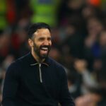 Manchester, Anglicko - 30. augusta: Casemiro a Bruno Fernandes z Manchester United oslavujú po tom, čo Josh Cullen z Burnley (nezobrazený) skóruje vlastný gól tímov počas zápasu Premier League medzi Manchesterom United a Burnley v Old Trafford 30. augusta 2025 v Anglicku v Manchestri. (Foto: Obrázky Jan Kruger/Getty)