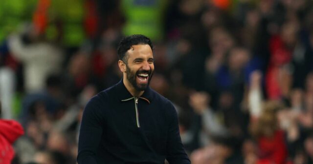 Manchester, Anglicko - 30. augusta: Casemiro a Bruno Fernandes z Manchester United oslavujú po tom, čo Josh Cullen z Burnley (nezobrazený) skóruje vlastný gól tímov počas zápasu Premier League medzi Manchesterom United a Burnley v Old Trafford 30. augusta 2025 v Anglicku v Manchestri. (Foto: Obrázky Jan Kruger/Getty)