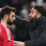 Manažér Manchestru United Ruben Amorim s Brunom Fernandesom počas štvrťfinálového zápasu Carabao Cupu medzi Tottenhamom Hotspur a Manchestrom United a