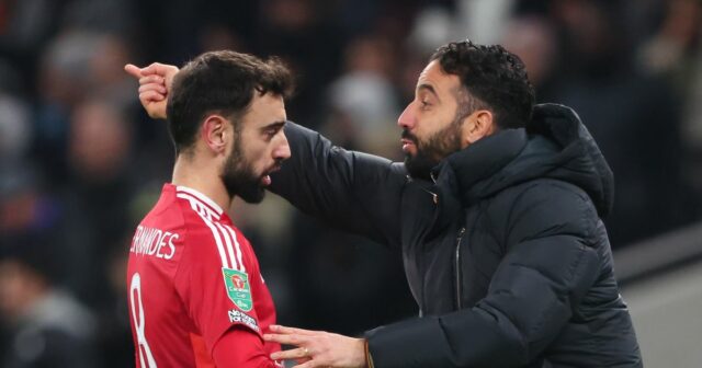 Manažér Manchestru United Ruben Amorim s Brunom Fernandesom počas štvrťfinálového zápasu Carabao Cupu medzi Tottenhamom Hotspur a Manchestrom United a