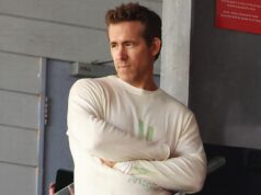 Všetko, čo vieme o prestupových plánoch Wrexhamu po vyčíňaní Ryana Reynoldsa vo výške 33 miliónov libier Ryan Reynolds sleduje, ako Wrexham hrá QPR zo svojej skrinky na dostihovom zemi