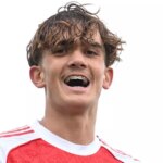 Max Dowman oslavuje druhý gól Arsenalu s Brandom Bailey-Josephom počas mládežníckej ligy UEFA 2025/26 medzi Arsenal FC a Atletico de Madrid v Meadow Park 21. októbra 2025 v Borehamwood, Anglicko