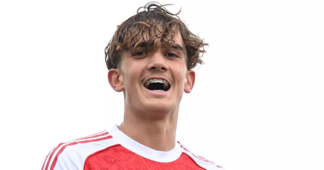 Max Dowman oslavuje druhý gól Arsenalu s Brandom Bailey-Josephom počas mládežníckej ligy UEFA 2025/26 medzi Arsenal FC a Atletico de Madrid v Meadow Park 21. októbra 2025 v Borehamwood, Anglicko