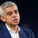 Priaznivci West Ham United sa 20. septembra 2025 v Londýne v Spojenom kráľovstve zúčastňujú protestu pred londýnskym štadiónom proti riadeniu klubu zo strany súčasnej správnej rady. Protest pred zápasom Premier League proti Crystal Palace zorganizovala nezávislá skupina fanúšikov Hammers United pridružená k Asociácii futbalových fanúšikov a vyzvala najmä na odstúpenie predsedu Davida Sullivana a podpredsedníčky Karren Bradyovej.