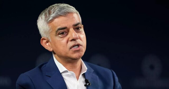 Sadiq Khan prináša správu o vlastníctve West Hamu a rieši Priaznivci West Ham United sa 20. septembra 2025 v Londýne v Spojenom kráľovstve zúčastňujú protestu pred londýnskym štadiónom proti riadeniu klubu zo strany súčasnej správnej rady. Protest pred zápasom Premier League proti Crystal Palace zorganizovala nezávislá skupina fanúšikov Hammers United pridružená k Asociácii futbalových fanúšikov a vyzvala najmä na odstúpenie predsedu Davida Sullivana a podpredsedníčky Karren Bradyovej.