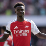 Sam Allardyce zasiahne v Bukayo Saka a úprimne ho informuje, aby „prestal hovoriť“