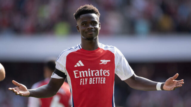 Sam Allardyce zasiahne v Bukayo Saka a úprimne ho informuje, aby „prestal hovoriť“ 

