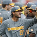 Tony Vitello je vášnivý bývalý tréner Tennessee, ktorý priviedol Vols k titulu NCAA v roku 2024.