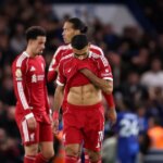 Mohamed Salah z Liverpoolu vyzerá skľúčene po tom, čo Estevao z Chelsea (nie je na obrázku) strelil druhý gól svojho tímu počas zápasu Premier League medzi Chelsea a Liverpoolom na Stamford Bridge 4. októbra 2025 v Londýne v Anglicku.