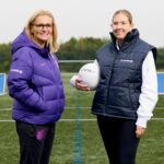 Hlavná trénerka Anglicka Sarina Wiegmanová a hlavná trénerka žien Walesu Rhian Wilkinsonová