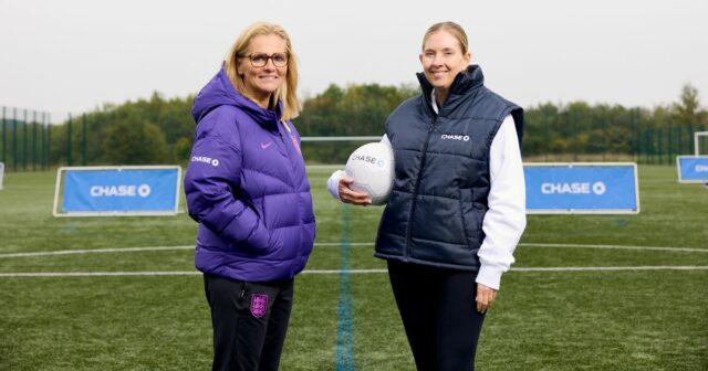 Hlavná trénerka Anglicka Sarina Wiegmanová a hlavná trénerka žien Walesu Rhian Wilkinsonová