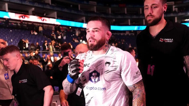 Sean Brady (hore) v akcii proti Leonovi Edwardsovi počas zápasu welterovej váhy počas UFC Fight Night v The O2 v Londýne. Dátum fotografie: sobota 22. marca 2025. (Foto: Adam Davy/PA Images cez Getty Images)