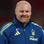 Sean Dyche sa pozerá