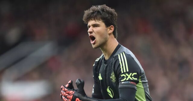 Brankár Manchester United Senne Lammens bol privítaný po jednom zápase pre Reds