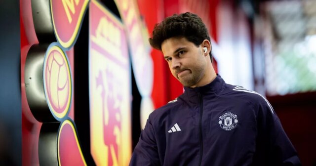 Senne Lammens umiestnená na nepohodlnom mieste, keď sa vyrába puzdro Senne Lammens z Manchester United príde pred zápas Premier League medzi Manchester United a Sunderland v Old Trafford 4. októbra 2025 v Anglicku Manchester