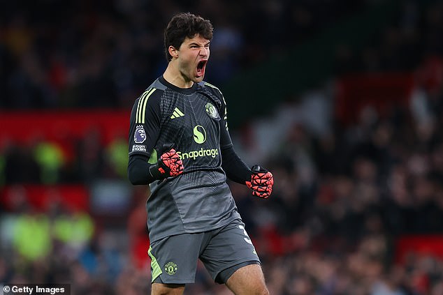 Senne Lammens z Man United reaguje na pohŕdanie Petra Schmeichela, Fanúšikovia United spievali 'Ste Schmeichel v prestrojení?' keď Senne Lammens debutoval proti Sunderlandu a mladý Belgičan vyhral prvé tri zápasy medzi žrďami