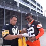 Shilo Sanders odišiel do nedeľnej hry Steelers-Browns oblečený ako jeho mladší brat a quarterback Cleveland, Shedeur Sanders. Po zápase dokonca podpísal autogramy pre fanúšikov.