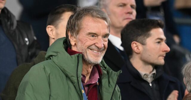 Majiteľ Manchester UTD Sir Jim Ratcliffe počas zápasu Premier League medzi Manchester City a Manchester United na štadióne Etihad 14. septembra 2025 v Anglicku v Manchestri.