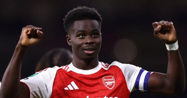 LONDÝN, ANGLICKO - 29. OKTÓBRA: Bukayo Saka z Arsenalu oslavuje strelenie 2. gólu počas zápasu štvrtého kola Carabao Cupu medzi Arsenalom a Brighton & Hove Albion na Emirates Stadium 29. októbra 2025 v Londýne v Anglicku. (Foto Jacques Feeney/Offsajd/Offsajd prostredníctvom Getty Images)