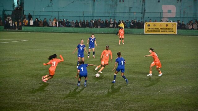 Skupina indických žien uteká do Nepálu na základe obvinení vo Skupina indických žien uteká do Nepálu na základe obvinení vo výstavnom obleku