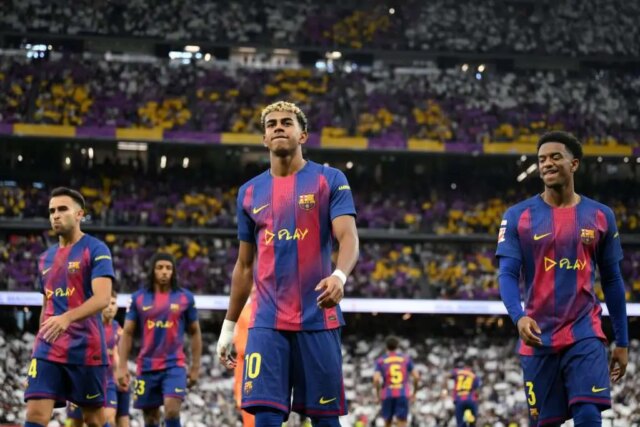 Skutoční madridskí nasledovníci dávajú najavo svoje pocity s Lamine Yamal Skutoční madridskí nasledovníci dávajú najavo svoje pocity s Lamine Yamal počas zápasu v Barcelone
