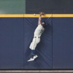 Brewers Center Fielder Sal Frelick bol v pondelok ústredným prvkom historickej baseballovej hry