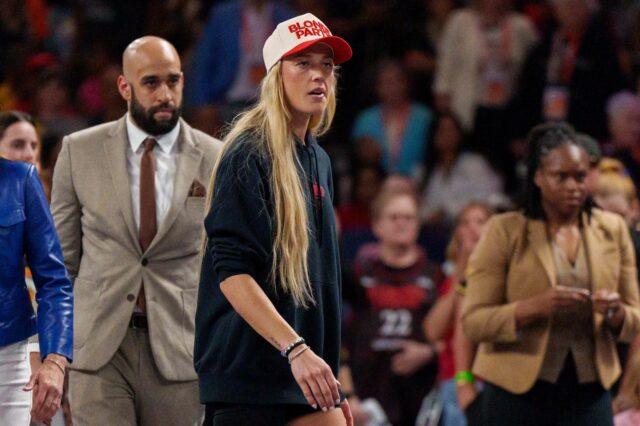 Sophie Cunningham odhaľuje svoje futbalové počiatky s nadšeným Patrickom Mahomesom a Travisom Kelceom – predpoveď pred zápasom MNF 

