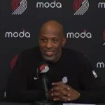 Hlavný tréner NBA Chauncey Billups bezostyšne urobil v stredu ľahkomyseľný vtip o pokri