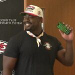 Hviezda Chiefs Chris Jones si na štvrtkovej tlačovej konferencii zahrala na jednu z piesní Taylor Swift