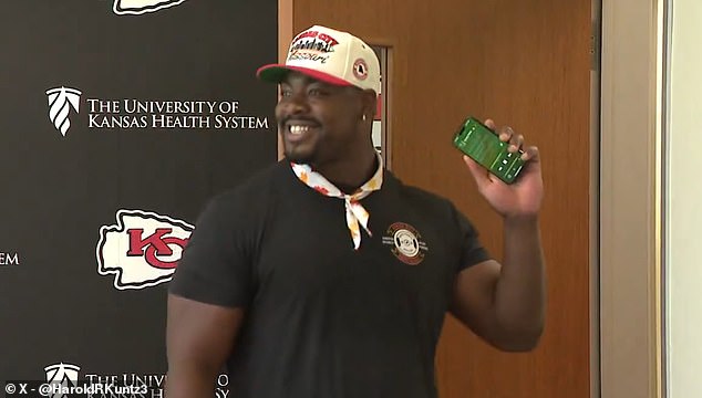 Spoluhráč tímu Travis Kelce's Chiefs Chris Jones na tlačovej konferencii Hviezda Chiefs Chris Jones si na štvrtkovej tlačovej konferencii zahrala na jednu z piesní Taylor Swift