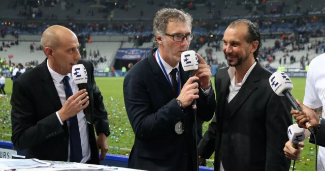 Francúzska futbalová legenda Laurent Blanc (centrum), vtedajší manažér PSG, sa uskutoční rozhovory s Guillaume Di Grazia (vľavo) a Lionel Charbonnier (vpravo) pre Eurosport
